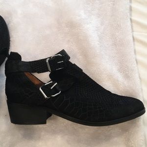 NWT Leather Black Alligator Print Ankle Bootie - 7